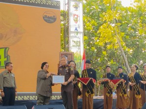 Kejatisu Raih Penghargaan Penyelesaian Konflik Hutan Negara dari Menteri LHK