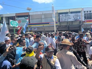 Kompak Pakai Baju Biru Muda, Iqbal-Dinda Daftar Pilgub NTB