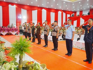 Kapolri Beri Penghargaan Serdik Terbaik Sespimti Dikreg Ke-33 dan Sespimen Ke-64