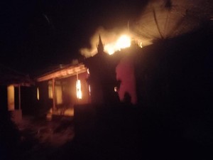 Pria Buleleng Bakar Rumah Ortu-Pasutri Berpakaian Adat Bali Gantung Diri