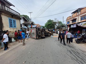 Hilang Kendali, Mobil Boks Tabrak Kendaraan Sedang Parkir di Tanjungpinang