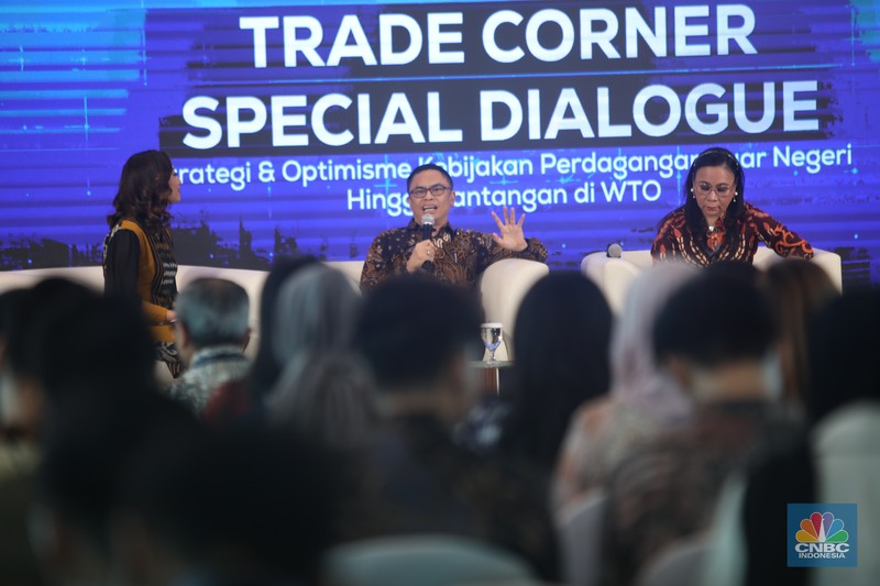 Menteri Perdagangan RI, Zulkifli Hasan menyampaikan pidato utama dalam acara Trade Corner Special Dialogue di Auditorium Gedung Kementerian Perdagangan, Jakarta, Kamis (29/8/2024). (CNBC Indonesia/Faisal Rahman)