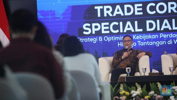 Ketua Bidang Kampanye Positif Gabungan Pengusaha Kelapa Sawit Indonesia (GAPKI), Edi Suhardi menyampaikan pemaparan dalam acara Trade Corner Special Dialogue di Auditorium Gedung Kementerian Perdagangan, Jakarta, Kamis (29/8/2024). (CNBC Indonesia/Faisal Rahman)