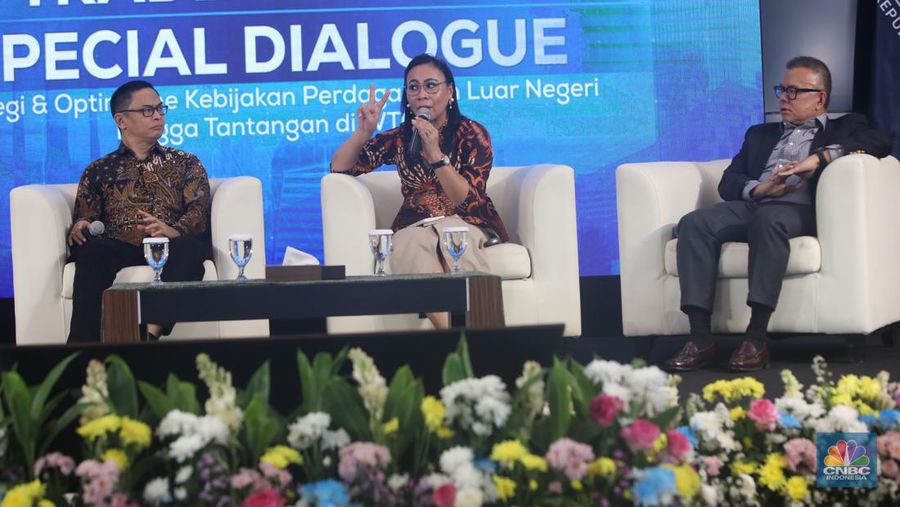 (Kiri-Kanan) Ketua Bidang Kampanye Positif Gabungan Pengusaha Kelapa Sawit Indonesia (GAPKI), Edi Suhardi, Sekretaris Umum Asosiasi Penambang Nikel Indonesia (APNI), Meidy Katrin Lengkey, dan Staf Khusus Menteri Perdagangan Bidang Perjanjian Perdagangan Internasional Kementerian Perdagangan RI, Bara Krishna Hasibuan menyampaikan pemaparan dalam acara Trade Corner Special Dialogue di Auditorium Gedung Kementerian Perdagangan, Jakarta, Kamis (29/8/2024). (CNBC Indonesia/Faisal Rahman)