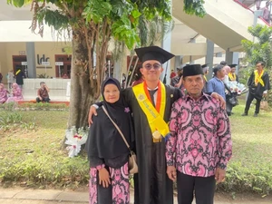 Anak Petani Asal Cilacap Penerima Beasiswa KIP-K Lulus Cum Laude di UGM