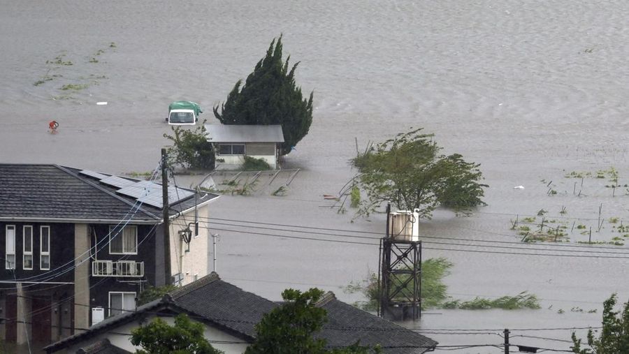 Lahan pertanian terendam akibat banjir yang disebabkan oleh hujan lebat akibat Topan Shanshan di Yufu, Prefektur Oita, barat daya Jepang, 29 Agustus 2024, dalam foto yang diambil oleh Kyodo. (Mandatory credit Kyodo/via REUTERS)