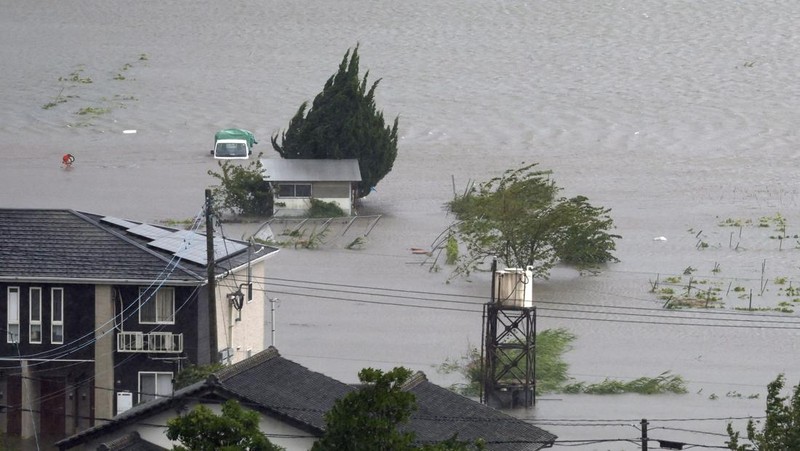 Sebuah mobil polisi melaju di tengah kerusakan akibat Topan Shanshan di kota Miyazaki, Jepang 29 Agustus 2024 dalam gambar ini diperoleh dari Media sosial. (TomokichiviaX/via REUTERS)