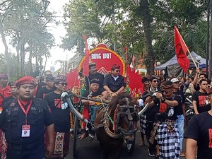 Naik Kereta Kencana, Winasa Antar Kembang-Ipat Daftar Pilbup Jembrana