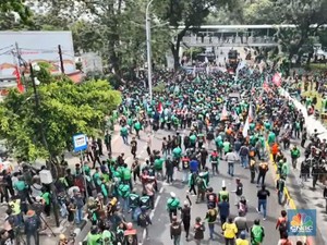 Massa Demo Ojol Tumpah Ruah, Jalan Medan Merdeka Ditutup