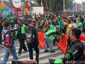 Massa Ojol Tutup Jalan Budi Kemuliaan Jakpus hingga Bakar Ban, Lalin Macet