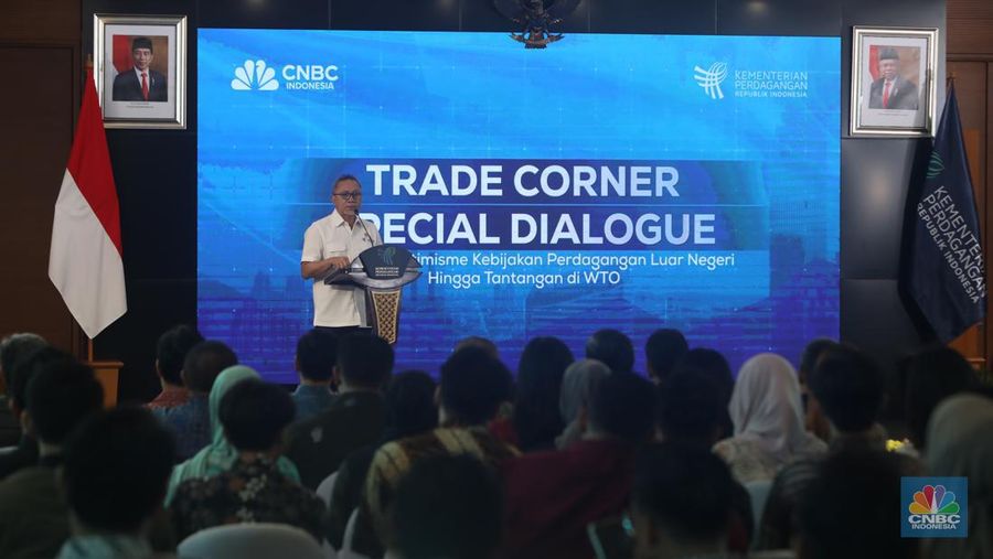Menteri Perdagangan RI, Zulkifli Hasan menyampaikan pidato utama dalam acara Trade Corner Special Dialogue di Auditorium Gedung Kementerian Perdagangan, Jakarta, Kamis (29/8/2024). (CNBC Indonesia/Faisal Rahman)