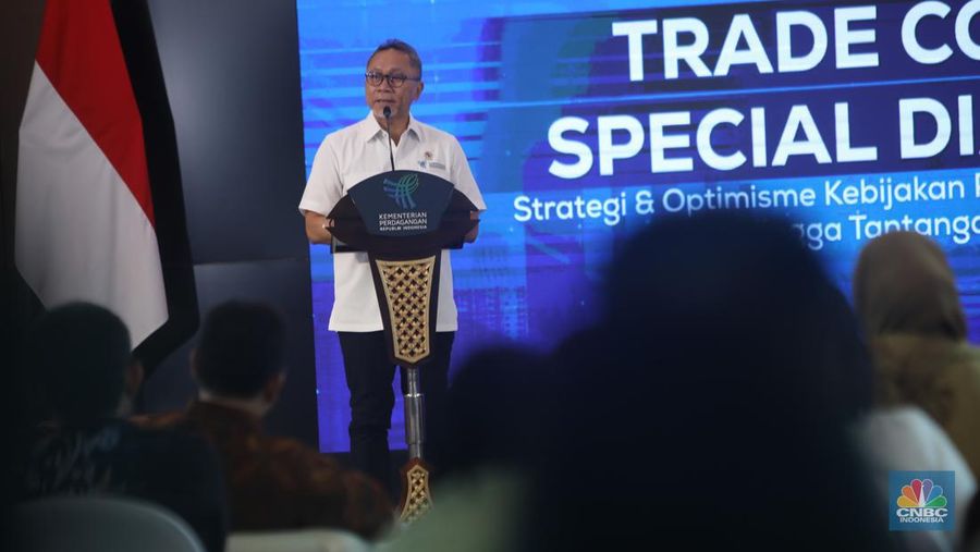 Menteri Perdagangan RI, Zulkifli Hasan menyampaikan pidato utama dalam acara Trade Corner Special Dialogue di Auditorium Gedung Kementerian Perdagangan, Jakarta, Kamis (29/8/2024). (CNBC Indonesia/Faisal Rahman)