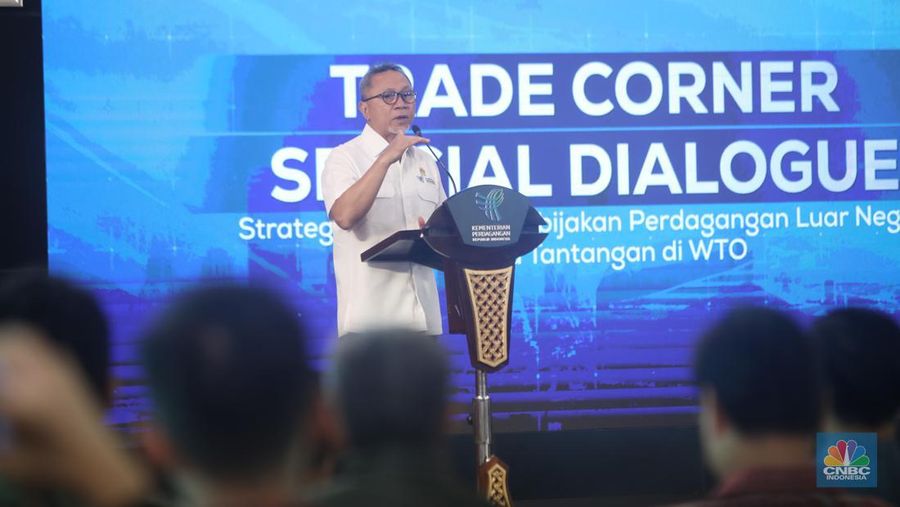 Menteri Perdagangan RI, Zulkifli Hasan menyampaikan pidato utama dalam acara Trade Corner Special Dialogue di Auditorium Gedung Kementerian Perdagangan, Jakarta, Kamis (29/8/2024). (CNBC Indonesia/Faisal Rahman)