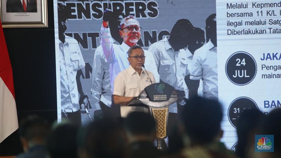 Menteri Perdagangan RI, Zulkifli Hasan menyampaikan pidato utama dalam acara Trade Corner Special Dialogue di Auditorium Gedung Kementerian Perdagangan, Jakarta, Kamis (29/8/2024). (CNBC Indonesia/Faisal Rahman)