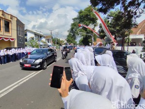 Antusiasme Anak Sekolah Sambut Kedatangan Jokowi di Ciamis