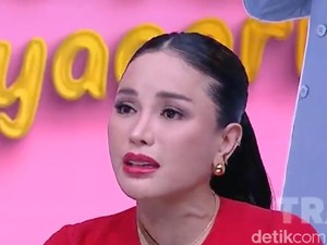 Menangis, Nikita Mirzani Masih Doakan Lolly Meski Tak Tinggal Bersama
