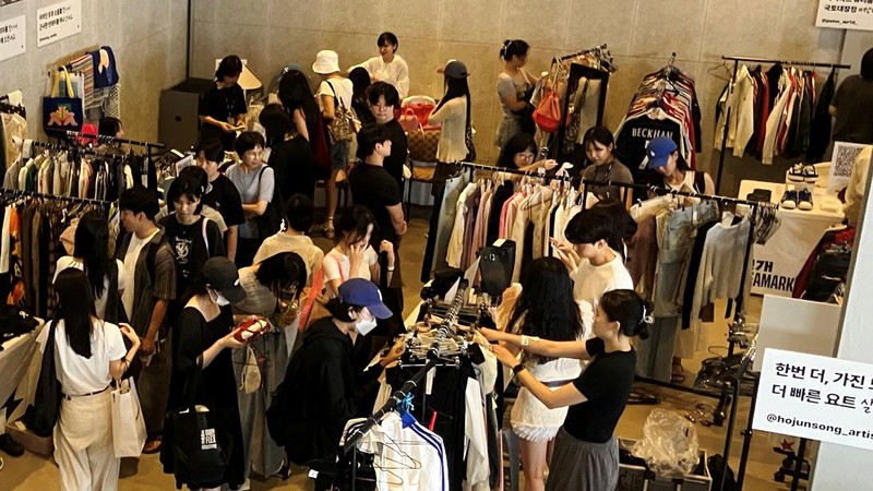 Orang-orang berbelanja di pasar loak yang diselenggarakan oleh Bunjang, platform e-commerce untuk penjualan barang bekas, di Seoul, Korea Selatan, 3 Agustus 2024. (REUTERS/Jihoon Lee)