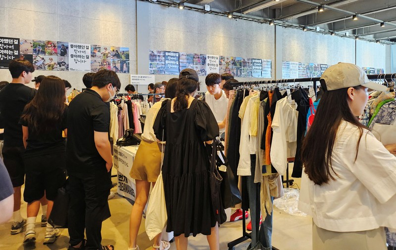 Orang-orang berbelanja di pasar loak yang diselenggarakan oleh Bunjang, platform e-commerce untuk penjualan barang bekas, di Seoul, Korea Selatan, 3 Agustus 2024. (REUTERS/Jihoon Lee)