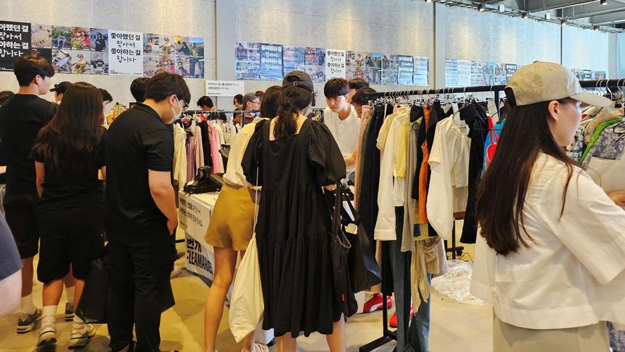 Orang-orang berbelanja di pasar loak yang diselenggarakan oleh Bunjang, platform e-commerce untuk penjualan barang bekas, di Seoul, Korea Selatan, 3 Agustus 2024. (REUTERS/Jihoon Lee)