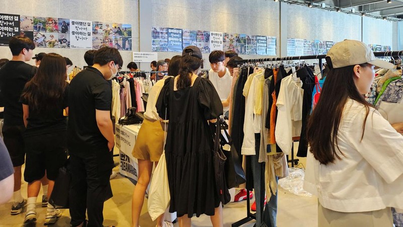 Orang-orang berbelanja di pasar loak yang diselenggarakan oleh Bunjang, platform e-commerce untuk penjualan barang bekas, di Seoul, Korea Selatan, 3 Agustus 2024. (REUTERS/Jihoon Lee)