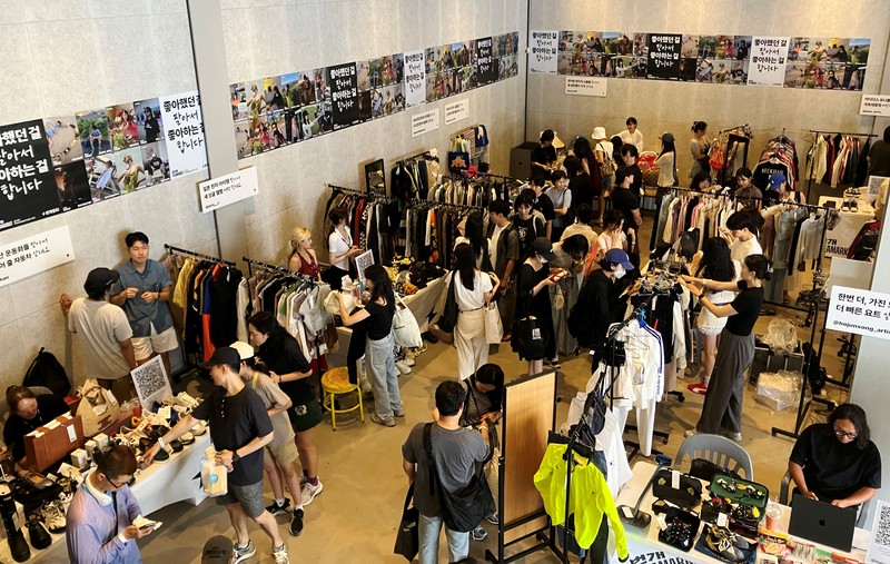 Orang-orang berbelanja di pasar loak yang diselenggarakan oleh Bunjang, platform e-commerce untuk penjualan barang bekas, di Seoul, Korea Selatan, 3 Agustus 2024. Orang-orang berbelanja di pasar loak yang diselenggarakan oleh Bunjang, platform e-commerce untuk penjualan barang bekas, di Seoul, Korea Selatan, 3 Agustus 2024. (REUTERS/Jihoon Lee)