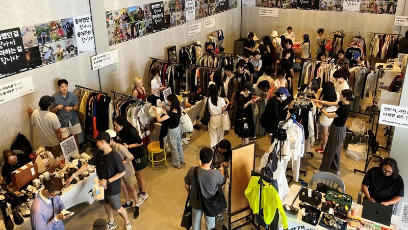 Orang-orang berbelanja di pasar loak yang diselenggarakan oleh Bunjang, platform e-commerce untuk penjualan barang bekas, di Seoul, Korea Selatan, 3 Agustus 2024. (REUTERS/Jihoon Lee)