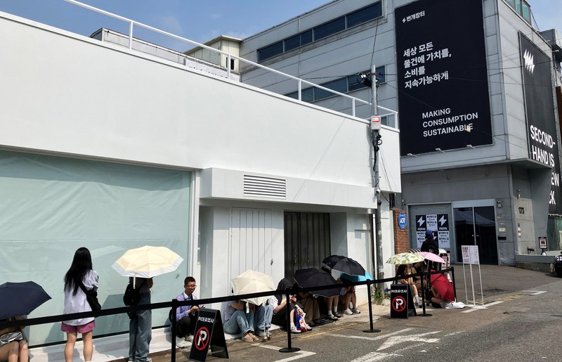 Orang-orang berbelanja di pasar loak yang diselenggarakan oleh Bunjang, platform e-commerce untuk penjualan barang bekas, di Seoul, Korea Selatan, 3 Agustus 2024. (REUTERS/Jihoon Lee)