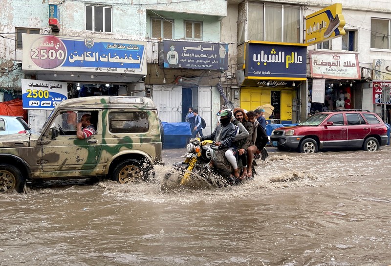 Seorang pria menyeberangi jalan yang banjir saat hujan lebat di Sanaa, Yaman, 28 Agustus 2024. Seorang pria menyeberangi jalan yang banjir saat hujan lebat di Sanaa, Yaman, 28 Agustus 2024. (REUTERS/Khaled Abdullah)