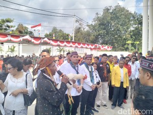 Mario-Richard Jalan 2 Km dan Bawa Ayam Putih Daftar Pilbup Manggarai Barat