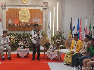 Diantar Simpatisan, Pasangan Edi-Unjang Asari Daftar Pilbup Bandung Barat