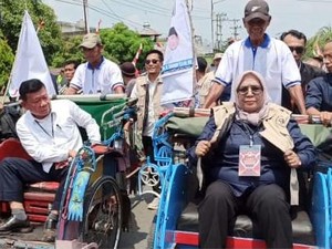 Suwarti-Thamrin Naik Becak Daftar Pilkada Mura, Janjikan Buat Perubahan