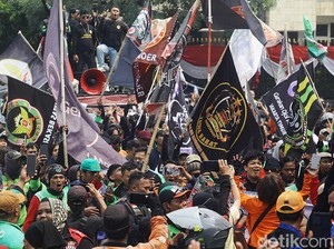 Massa Ojol Patung Kuda Tuntut Tarif Bawah Aplikasi Kembali ke Rp 9.600