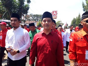 Marsono-Saifulhaq Daftar ke KPU Boyolali Jalan Kaki dari Panti Marhaen