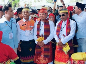 Bambang-Syirajuddin Daftar ke KPU Dompu Kompak Pakai Baju Adat