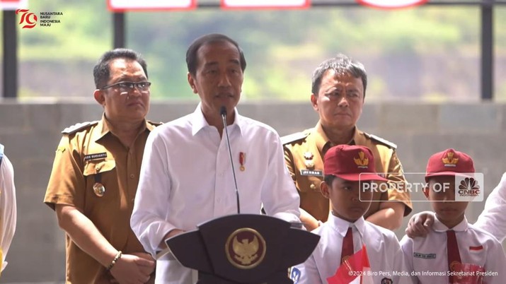 Presiden Joko Widodo atau Jokowi meresmikan bendungan termahal di Indonesia, yakni bendungan Leuwikeris yang berlokasi di Tasikmalaya, Jawa Barat. Bendungan Leuwikeris menelan biaya hingga Rp 3,5 triliun.