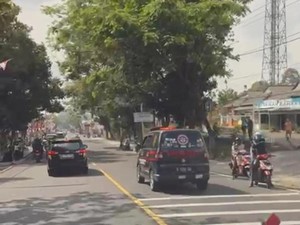 Momen Rombongan Jokowi Menepi Saat Ambulans Lewat di Ciamis