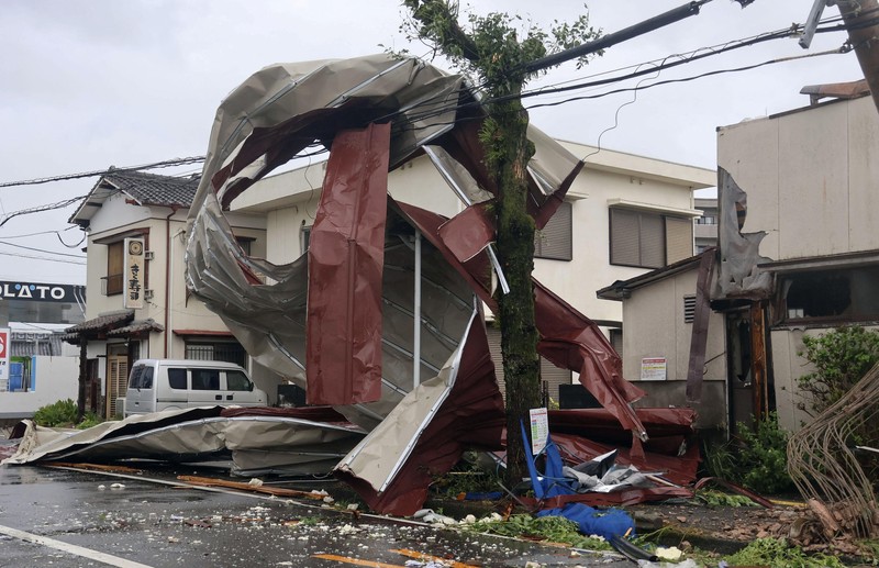 Sebuah mobil polisi melaju di tengah kerusakan akibat Topan Shanshan di kota Miyazaki, Jepang 29 Agustus 2024 dalam gambar ini diperoleh dari Media sosial. Sebuah mobil polisi melaju di tengah kerusakan akibat Topan Shanshan di kota Miyazaki, Jepang 29 Agustus 2024 dalam gambar ini diperoleh dari Media sosial. (TomokichiviaX/via REUTERS)