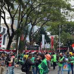 Massa Demo Ojol Banjiri Patung Kuda, Jalan Medan Merdeka Ditutup