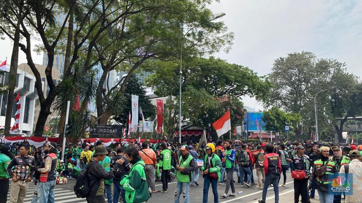 Sejumlah pengemudi ojek daring (ojol) menggelar aksi demo di depan gedung Kominfo, Jakarta, Kamis (29/8/2024). (CNBC Indonesia/Novina Putri Bestari)