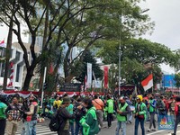 Massa Demo Ojol Banjiri Patung Kuda, Jalan Medan Merdeka Ditutup