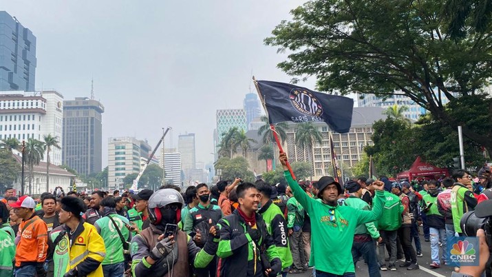 Sejumlah pengemudi ojek daring (ojol) menggelar aksi demo di depan gedung Kominfo, Jakarta, Kamis (29/8/2024). (CNBC Indonesia/Novina Putri Bestari)