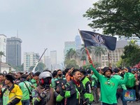 Driver Ojol Demo, Gojek & Grab Dapat Segini dari Transaksi di Aplikasi