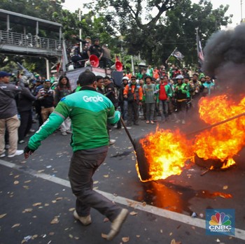 Penampakan Demo Ojol Memanas, Massa Bakar Ban Hingga Nyalakan Flare