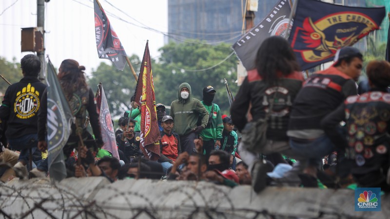 Sejumlah pengemudi ojek online melakukan bakar ban saat aksi unjuk rasa di kawasan Patung Kuda Arjuna Wijaya, Jakarta, Kamis (29/8/2024). (CNBC Indonesia/Faisal Rahman) Sejumlah pengemudi ojek online melakukan bakar ban saat aksi unjuk rasa di kawasan Patung Kuda Arjuna Wijaya, Jakarta, Kamis (29/8/2024). (CNBC Indonesia/Faisal Rahman)
