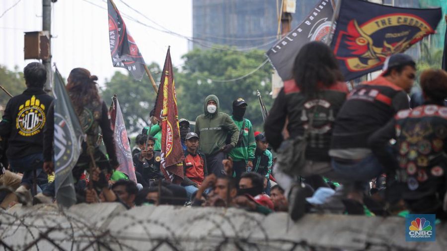 Sejumlah pengemudi ojek online melakukan bakar ban saat aksi unjuk rasa di kawasan Patung Kuda Arjuna Wijaya, Jakarta, Kamis (29/8/2024). (CNBC Indonesia/Faisal Rahman)