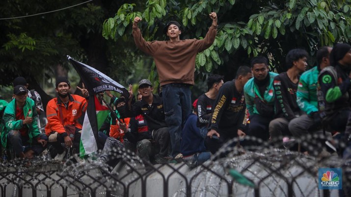 Sejumlah pengemudi ojek online melakukan bakar ban saat aksi unjuk rasa di kawasan Patung Kuda Arjuna Wijaya, Jakarta, Kamis (29/8/2024). (CNBC Indonesia/Faisal Rahman)