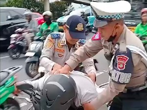 Pemotor Hampir Pingsan di Semanggi, Polisi dan Dishub Turun Membantu
