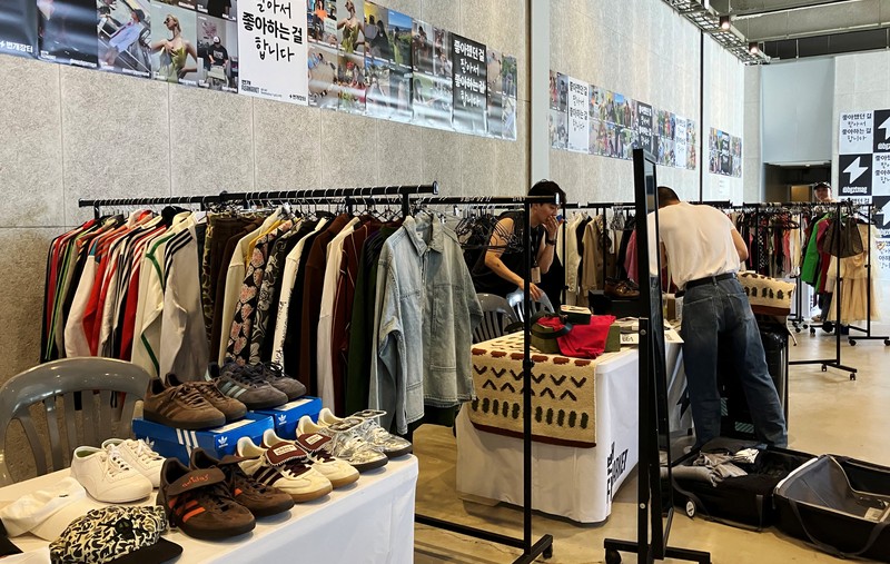 Orang-orang berbelanja di pasar loak yang diselenggarakan oleh Bunjang, platform e-commerce untuk penjualan barang bekas, di Seoul, Korea Selatan, 3 Agustus 2024. Orang-orang berbelanja di pasar loak yang diselenggarakan oleh Bunjang, platform e-commerce untuk penjualan barang bekas, di Seoul, Korea Selatan, 3 Agustus 2024. (REUTERS/Jihoon Lee)