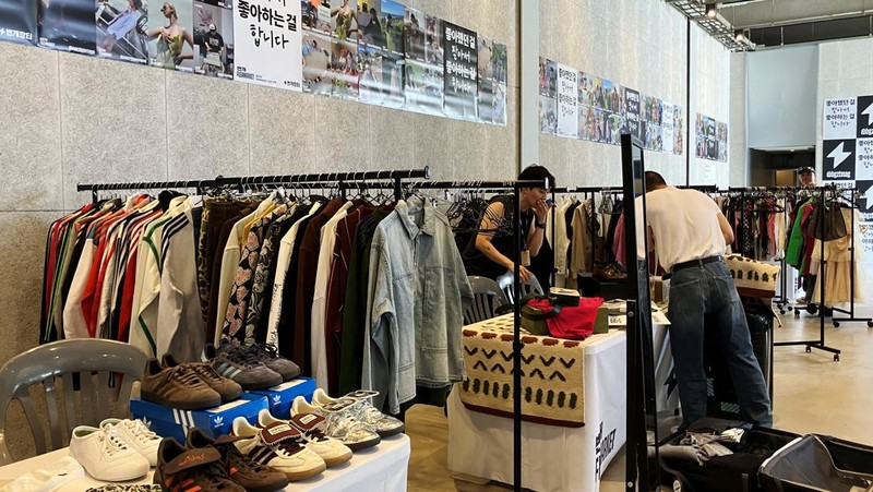 Orang-orang berbelanja di pasar loak yang diselenggarakan oleh Bunjang, platform e-commerce untuk penjualan barang bekas, di Seoul, Korea Selatan, 3 Agustus 2024. (REUTERS/Jihoon Lee)