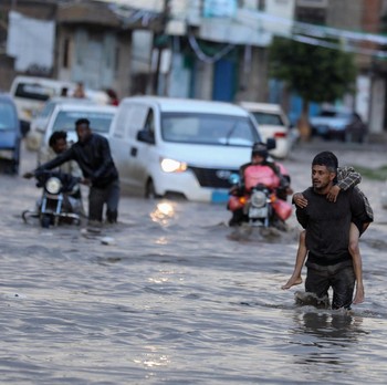 Potret Arab Kebanjiran, Jalanan Jadi Bak Sungai